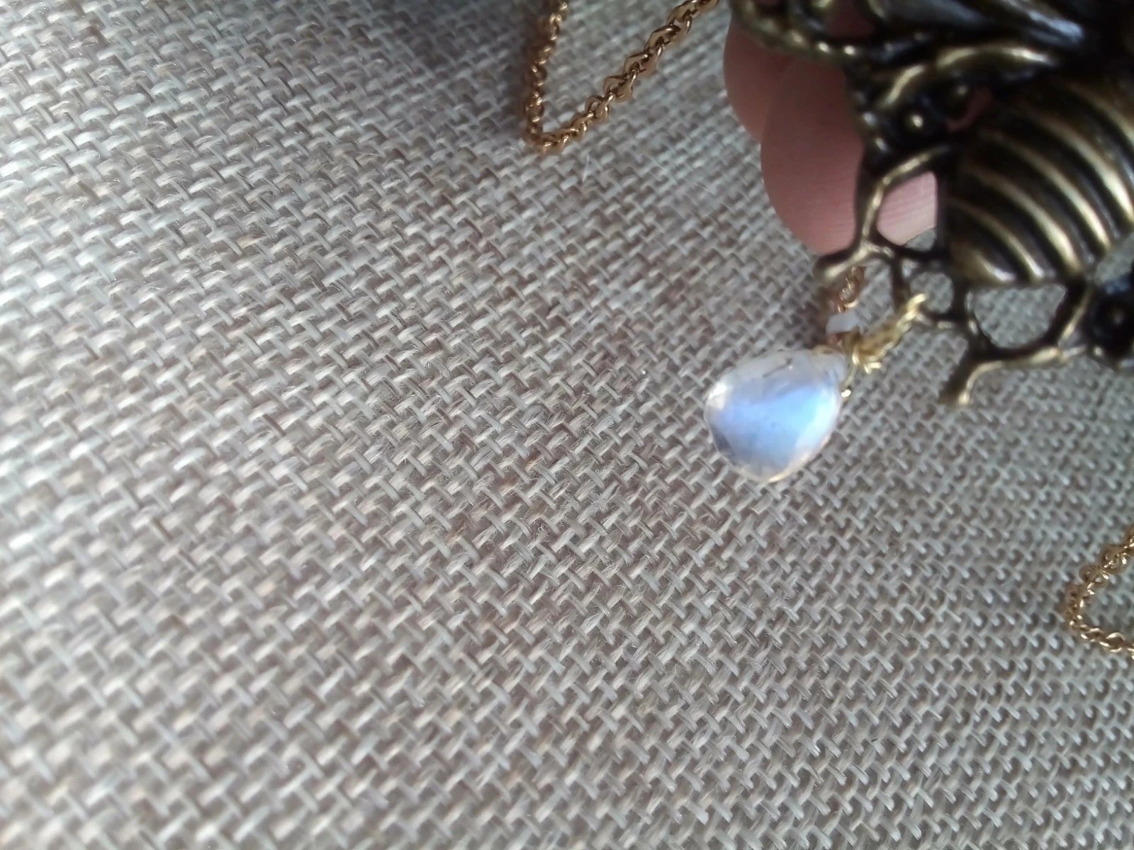 Collier abeille rétro vintage et pierre de lune à reflets bleutés – photo 3